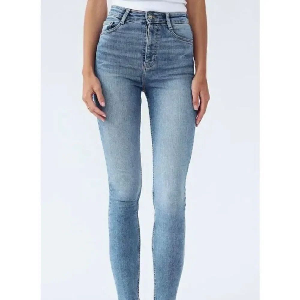 Zara high rise medium wash raw hem skinny jean 6